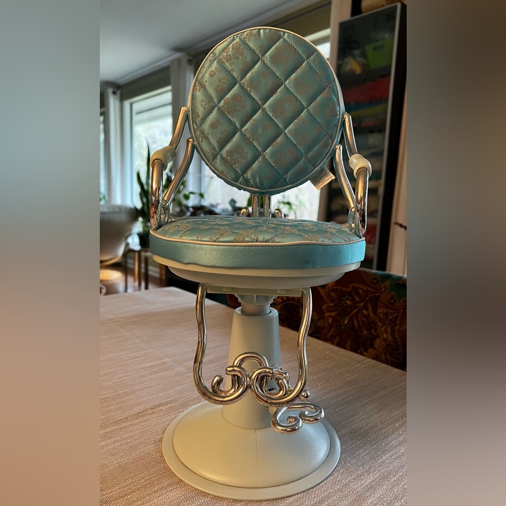 Doll 18 in Salon chair EUC condition! Moves up, down SWIVELS 360 American Girl